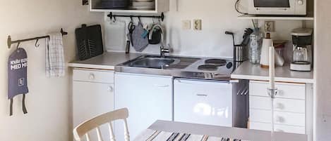 Fridge, stovetop, coffee/tea maker
