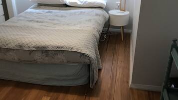 5 bedrooms, iron/ironing board, WiFi, bed sheets