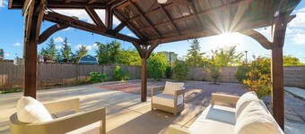 cheerful 4 bedroom with beautyfull back yard