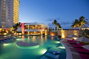 Outdoor pool - Spend Spring Break or New Years at a Cancun beach resort (Cancún)