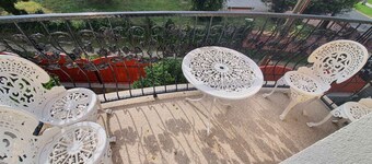 Holiday apartment with a beautiful garden and internet