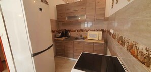 ثلاجة، ميكروويف، فرن، موقد طهي مسطح