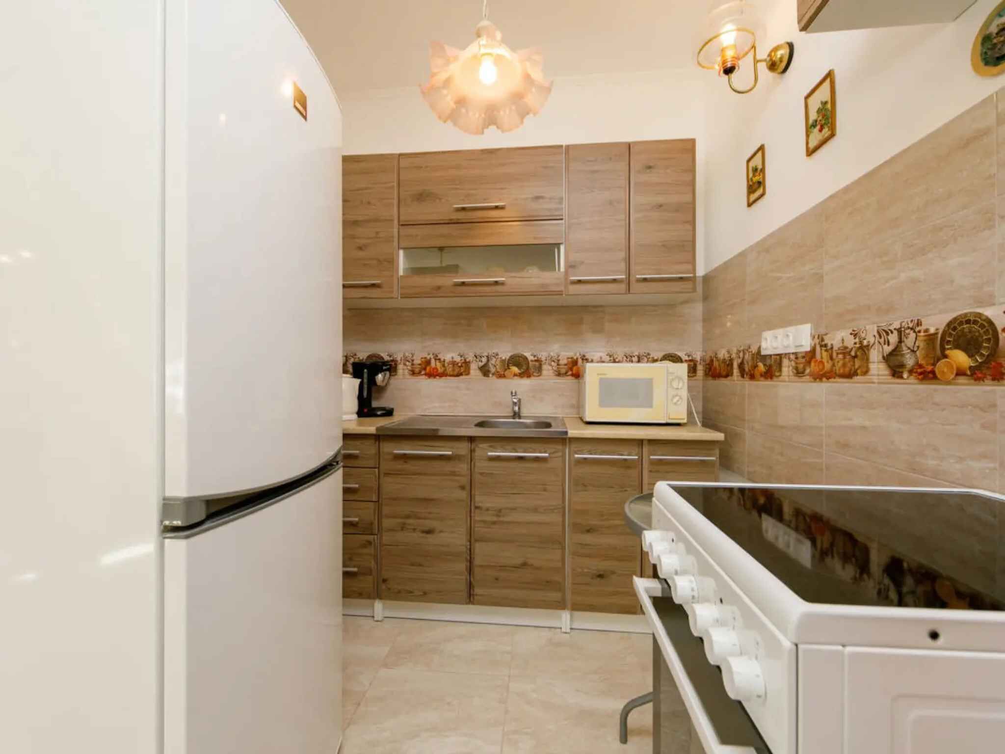 Frigorífico, microondas, horno y placa de cocina
