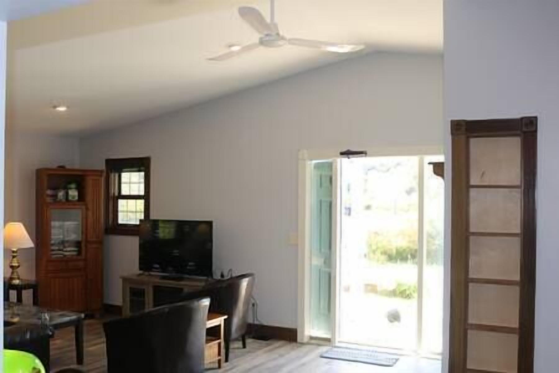 TV connectée, lecteur de DVD, livres, vidéothèque