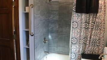 Ensemble douche/baignoire, sèche-cheveux, serviettes fournies, savon