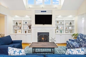 Smart TV, chimenea, libros