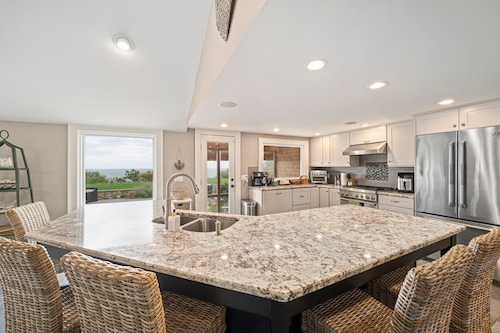 Stunning Oceanview: Walk to Private Beach