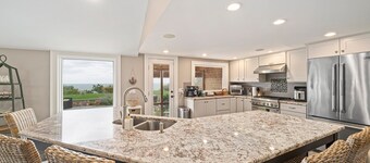 Stunning Oceanview: Walk to Private Beach