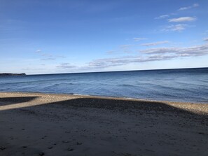 Playa en los alrededores y toallas de playa