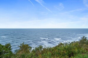 A coastal view with ocean waves and a clear sky. - Stunning Oceanview: Walk to Private Beach (Plymouth)