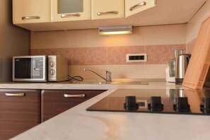 Køleskab, mikrobølgeovn, ovn, kogeplade