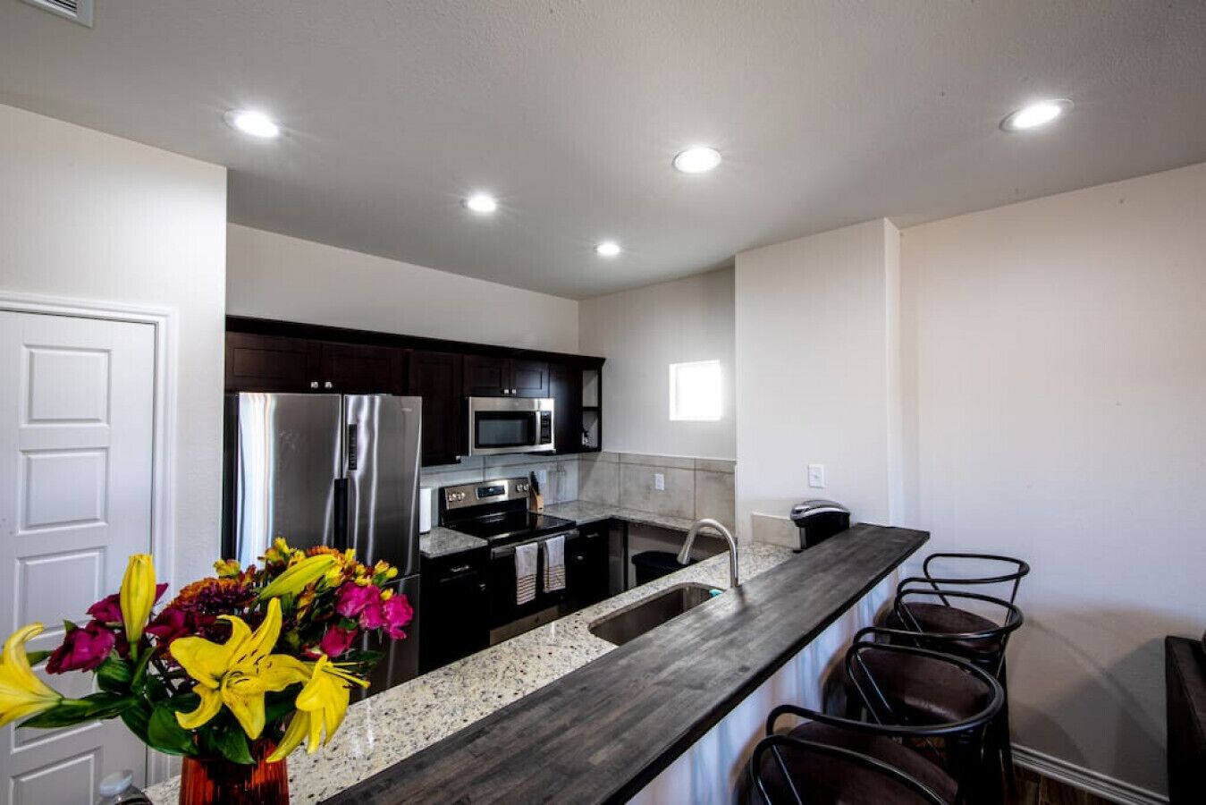 Jääkaappi, mikroaaltouuni, uuni, liesi