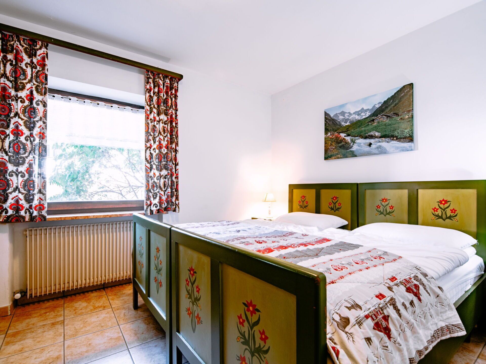 1 bedroom, travel cot