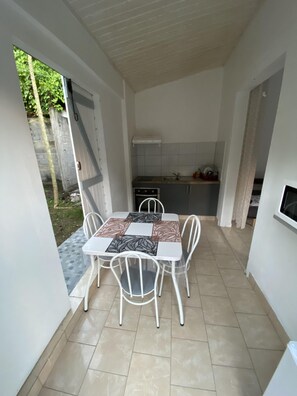 Dining - Venez passer un moment paisible dans ce bungalow entouré de verdure. (Le Gosier)