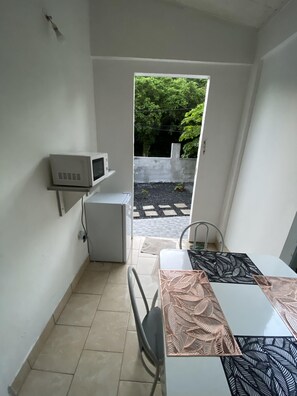 Dining - Venez passer un moment paisible dans ce bungalow entouré de verdure. (Le Gosier)