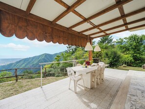 Outdoor dining - Stunning private villa for 6 people with WIFI, A/C, TV and patio (Seravezza)