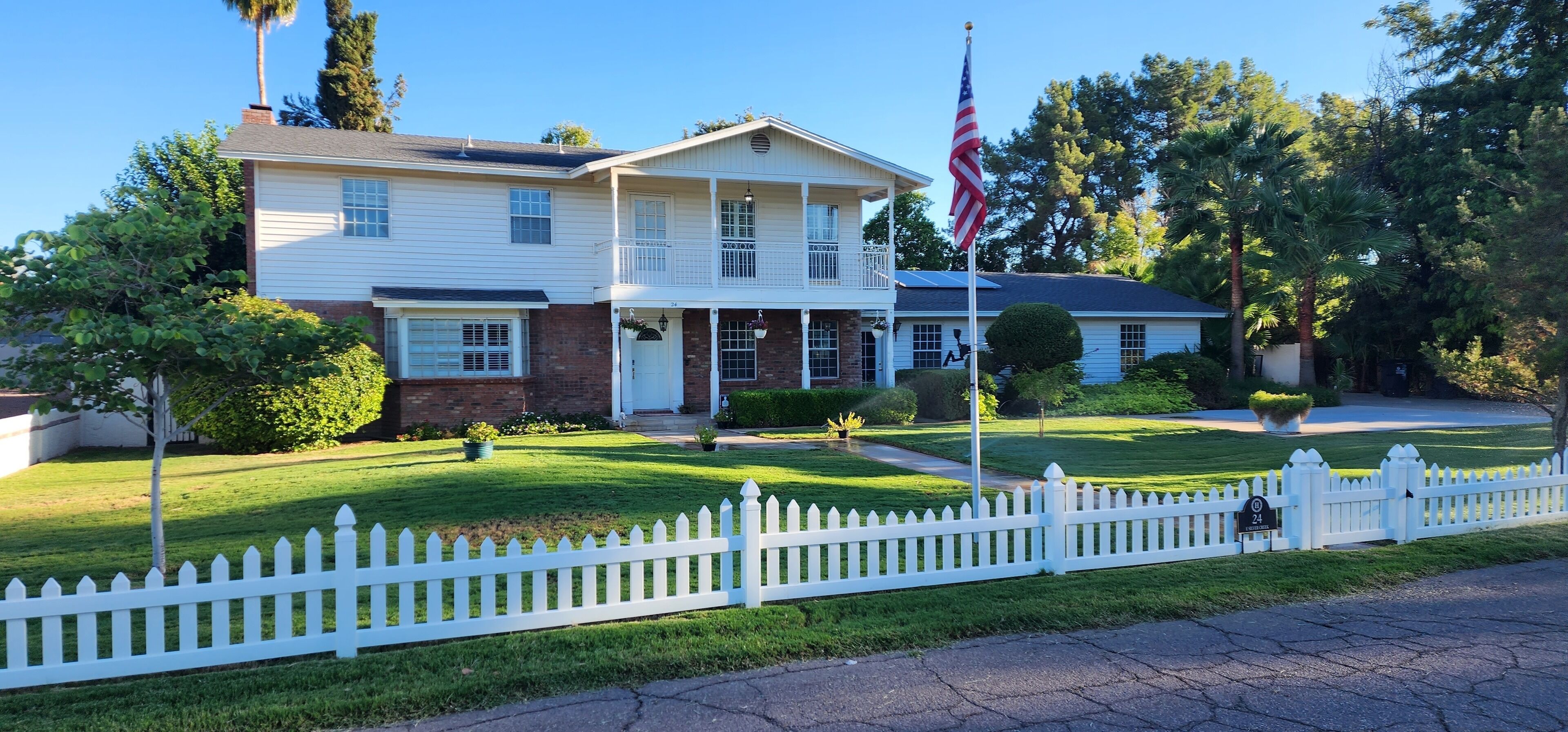 Downtown Gilbert, sleeps up to 20, huge backyard, fireplace, parking for 12 cars