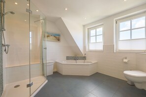 Shower, hair dryer, towels - Appartement Seestern (Sylt)