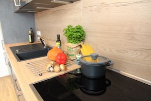 Fridge, microwave, oven, stovetop - Tiefsinn - Traumhafte Ferienwohnung mit Balkon am Wasser! (Krummhörn)