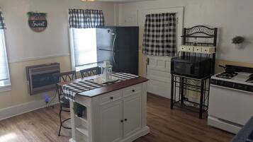 Een koelkast, een magnetron, een oven, een kookplaat