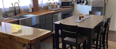 Jääkaappi, mikroaaltouuni, uuni, liesi