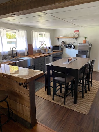 冷蔵庫、電子レンジ、オーブン、コンロ. Main cabin at Elk Creek Escape