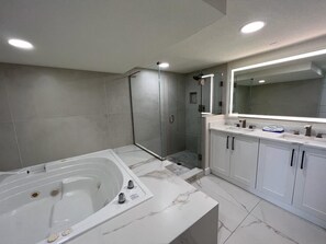 Combined shower/tub, jetted tub, hair dryer, towels