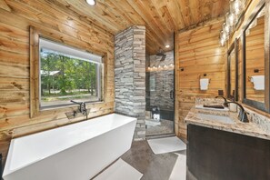 Baignoire, articles de toilette écologiques, séchoir à cheveux