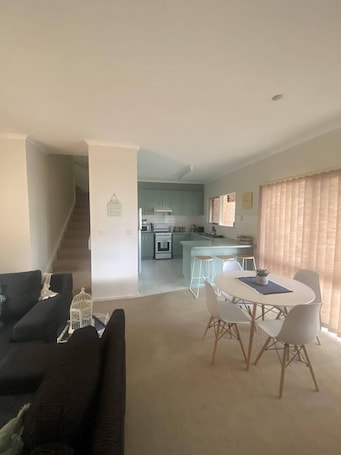 Interior. Kensington 3BR Townhouse 10min walk Flemington Racetrack & 15min MelbShowground