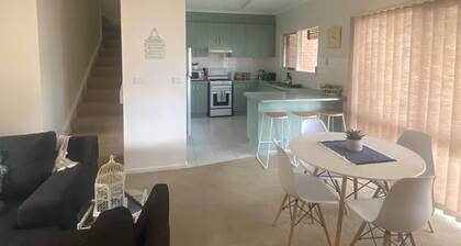 Kensington 3BR Townhouse 10min walk Flemington Racetrack & 15min MelbShowground