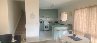 Kensington 3BR Townhouse 10min walk Flemington Racetrack & 15min MelbShowground