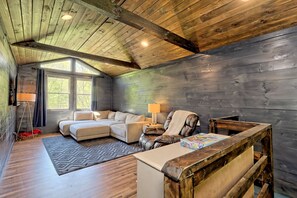 Smart TV, fireplace - BRAND NEW! Romantic bungalow w/hot tub- minutes from downtown Blue Ridge (Morganton)