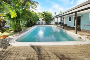 Utendørsbasseng og et oppvarmet basseng