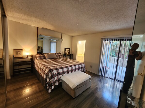 3 bedrooms, desk