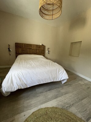 3 bedrooms, travel cot, free WiFi, bed sheets