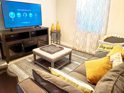 Adorable 1- bedroom guesthouse with free parking