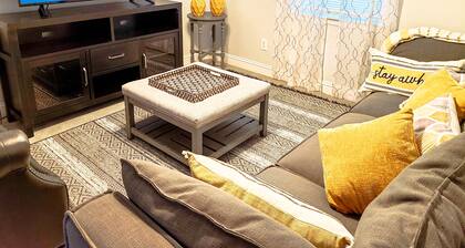 Adorable 1- bedroom guesthouse with free parking