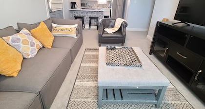 Adorable 1- bedroom guesthouse with free parking