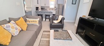 Adorable 1- bedroom guesthouse with free parking