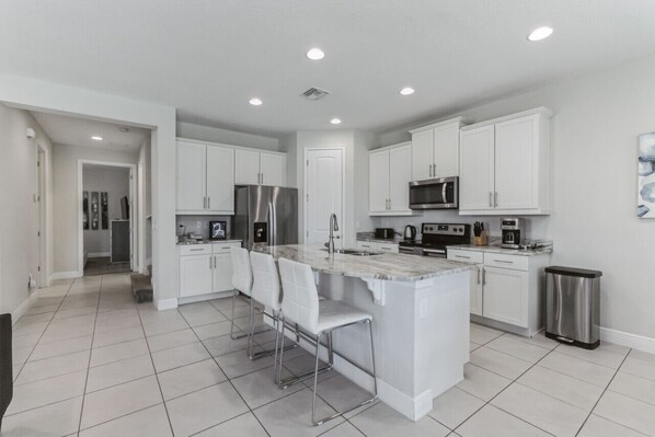 冷蔵庫、電子レンジ、オーブン、コンロ