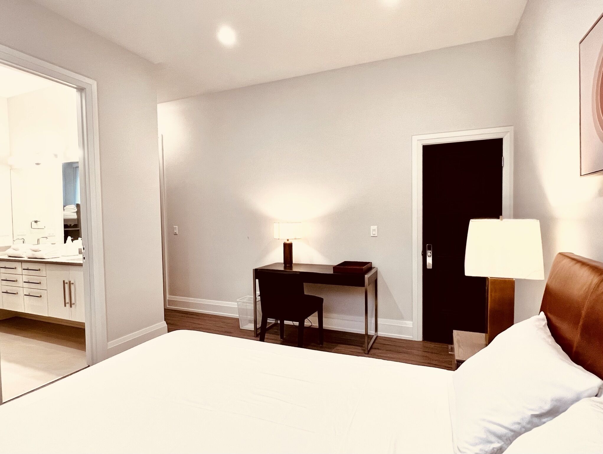 3 bedrooms, desk, WiFi, bed sheets