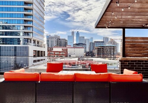 Modern Apartment with Private Rooftop Patio & Free Parking in Downtown Chicago