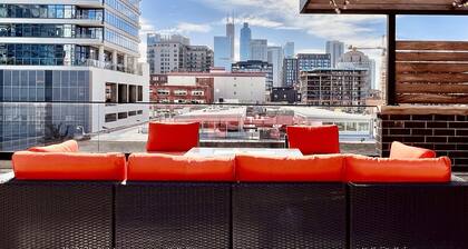 Modern Apartment with Private Rooftop Patio & Free Parking in Downtown Chicago