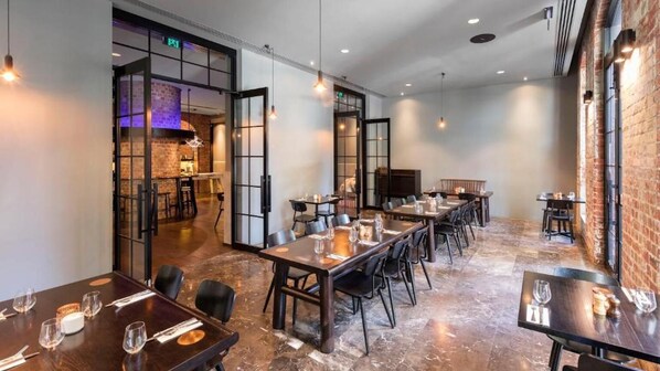 Dining - King bed apartment - Very close to Crown Casino Cozy& romantic place for couple (Southbank)