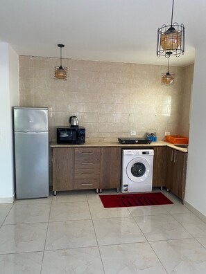 Kjøleskap, mikrobølgeovn, kokeplater og vannkoker