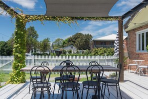 Outdoor dining - Barney Church House (Gladstone)