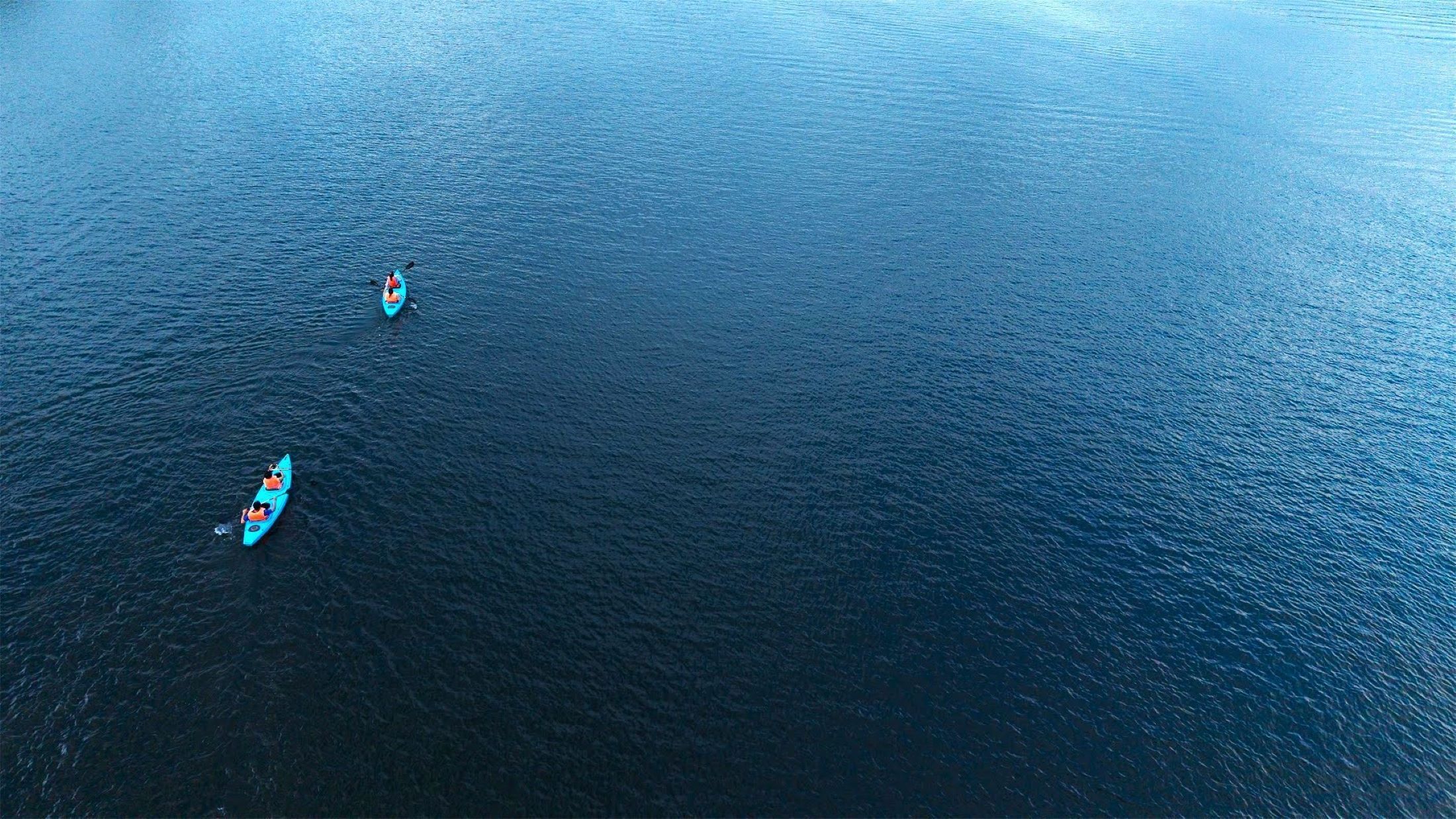 Twee kajaks op een rustig wateroppervlak.