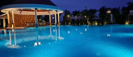 2 outdoor pools