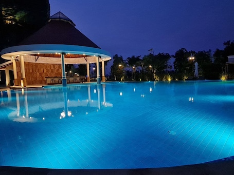 2 outdoor pools