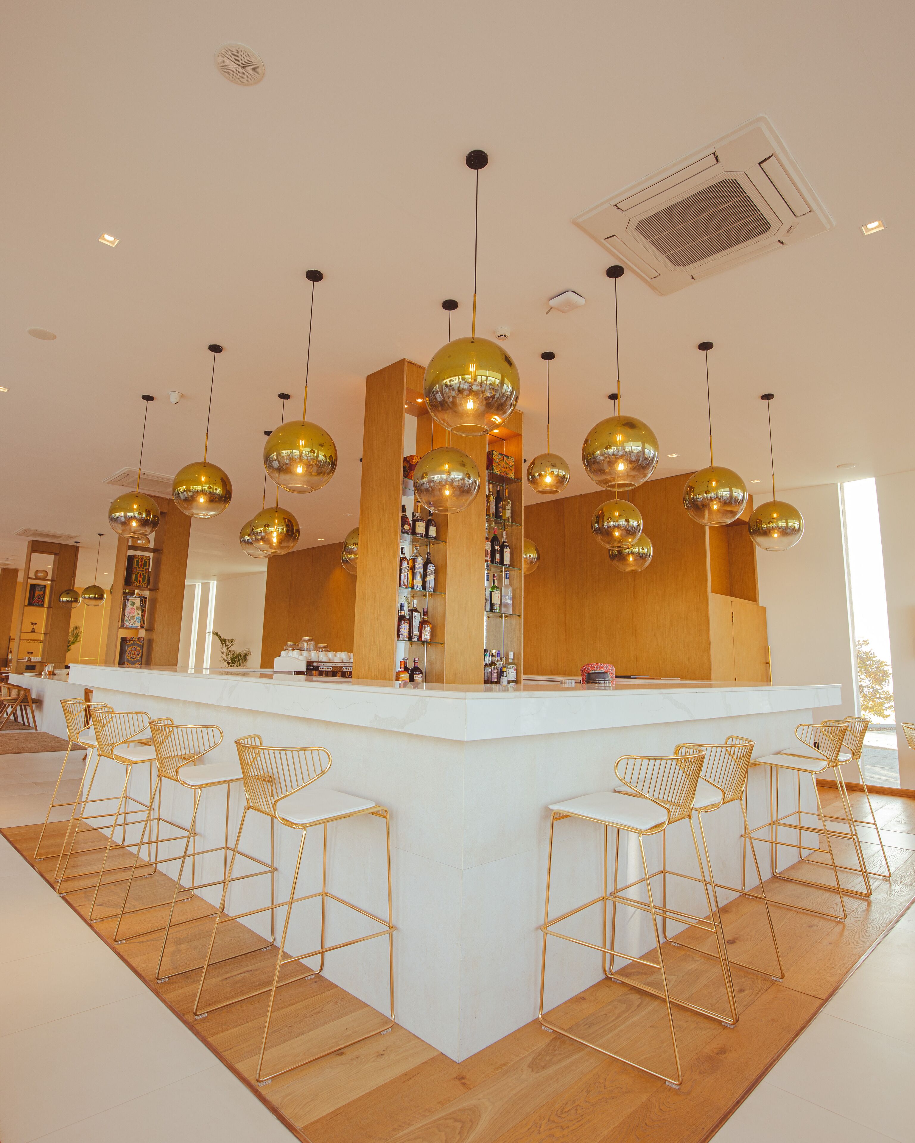 2 bars/lounges